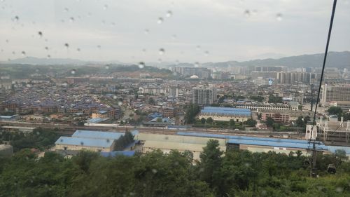 坐索道下山时拍了一张照片～张家界市的全景!这是一座不错的城市!