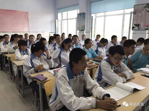 实拍克东一中男女两个学生的事再次成为社会的热点