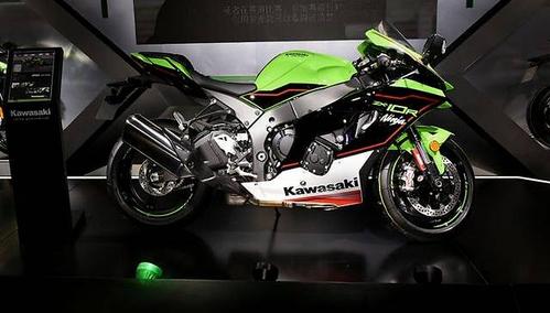 川崎zx-10r亮相 你们要的新款"大牛"来了_凤凰网汽车