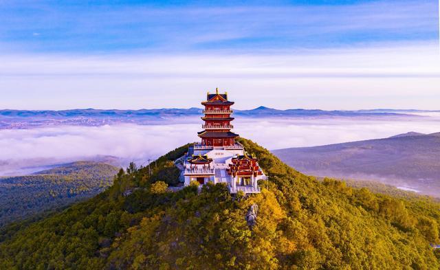鸡西市区东边有个境内海拔最高的山叫鸡冠山(约400米)