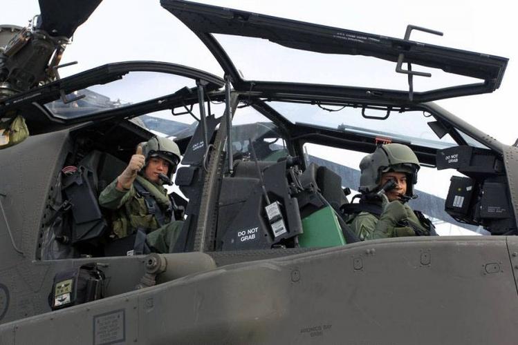 台湾阿帕奇武装直升机飞行员登机