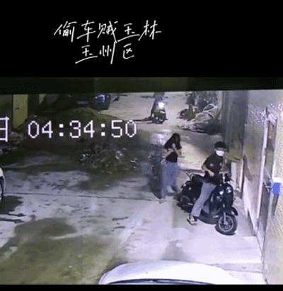 三更半夜!玉林有人在监控下偷电动车,还套着头!