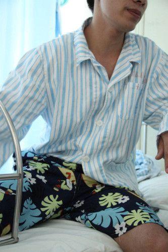 男子做包皮手术生殖器被灯烤熟被迫切除图新浪四川资讯新浪四川