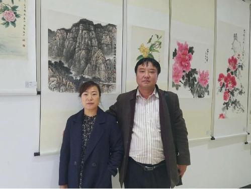 工笔画家何惠玲公益记者刘连胜合影留念参展作品此次活动是任丘第八届