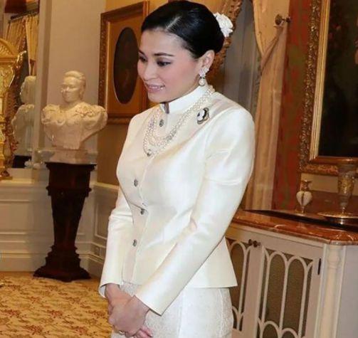 泰国王后苏提达86天斗赢诗妮娜她表面端庄优雅私下却热拥泰王