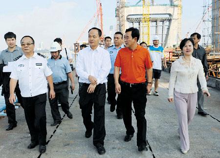 公安厅长李富林同志在警令保障部副部长王彦奎等人的陪同下,到儋州市