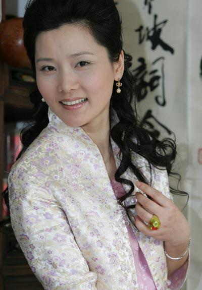 原创何赛飞近照,拜师都本基学书法,人美,字也美