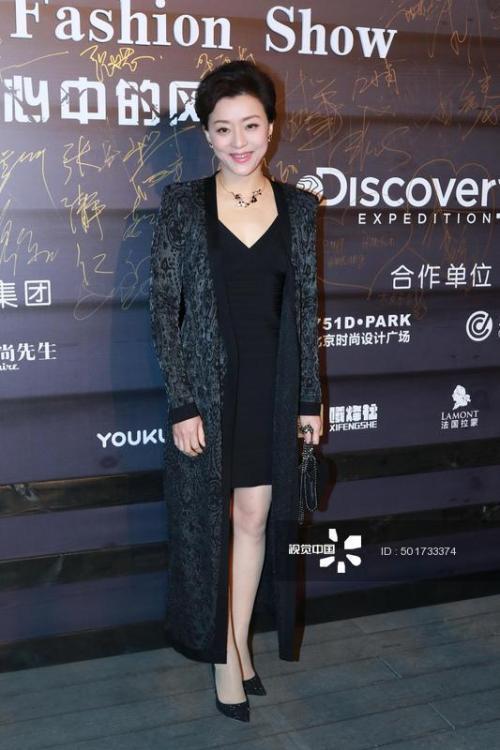 杨澜老得迷人!52岁染蓝发好时髦,头发白大眼袋脸嫩的让人自卑