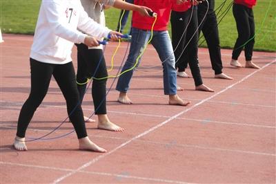 清华赤足运动会新生赤足跑百米
