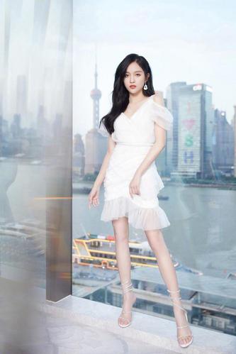 吴宣仪造型公开,微卷长发尽显精致妩媚