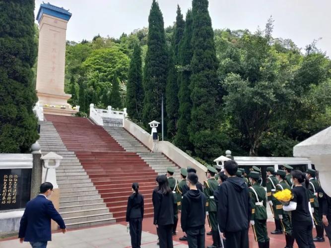 清明前夕,南充各界人士来到南充烈士陵园缅怀革命先烈