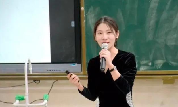 原创海南一年轻女老师因貌美,意外走红,网友:比大部分明星都漂亮