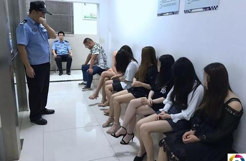 一个房间查获一男两女,浴场设暗门,盘点警方扫黄:每次