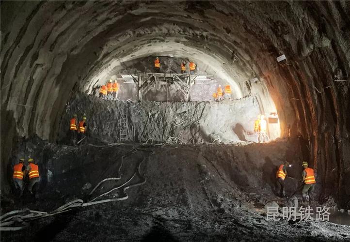 目前,安定隧道正洞剩余6800多米, 21个工作面正加速推进施工,预计2020