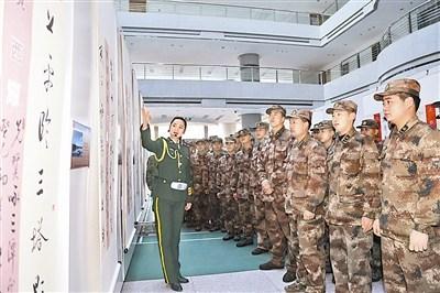山东烟台警备区开展文化活动 官兵观看书法展