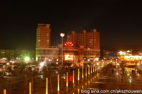 夜晚美丽热闹的阿克苏世纪广场