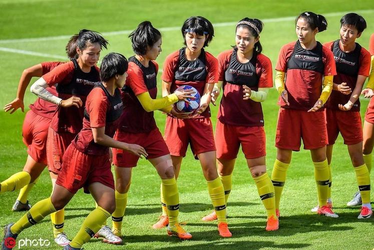 图集:中国女足备战世界杯淘汰赛,训练场出现大坑状况堪忧
