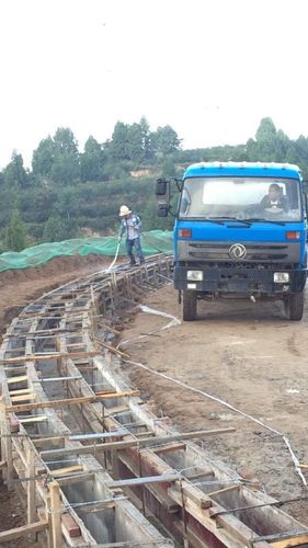 3.战备路连接线左幅排水沟支模,浇筑混凝土.