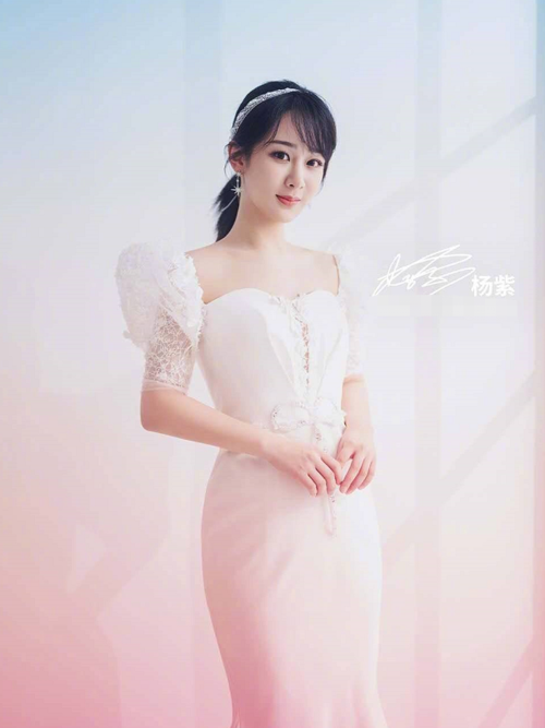 杨紫穿婚纱媲美关晓彤,却因替身惹热议,就这么不自信