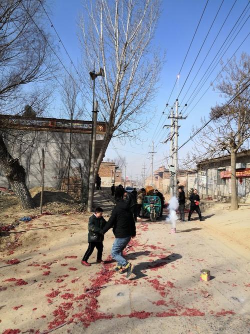 【在村口放鞭炮的场面】