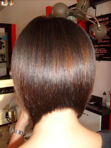 1,沙宣头,后边短 正面: 后面