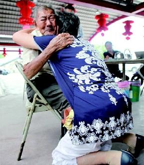 在深圳龙越慈善基金会和香港航空等多方的合力帮助下,台湾老兵汪呈松