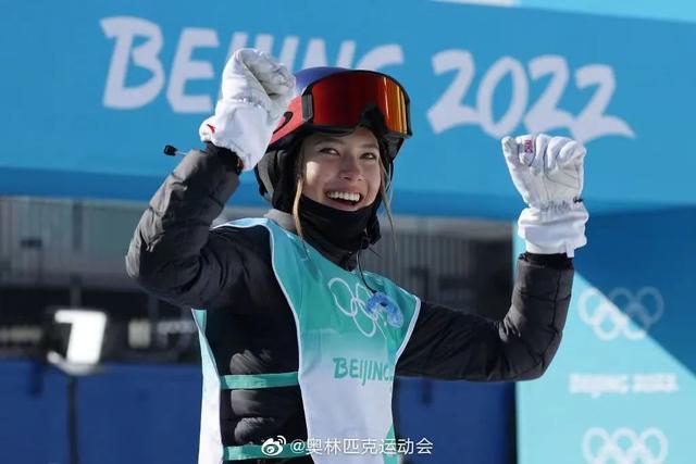 2月8日,中国选手谷爱凌在北京2022年冬奥会自由式滑雪女子大跳台比赛