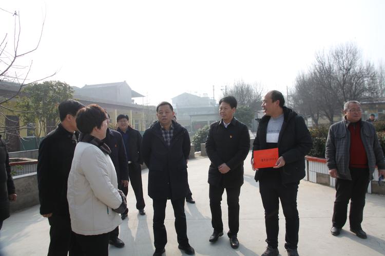 开封市民政局局长薛冬陪同市领导春节前走访慰问困难群众
