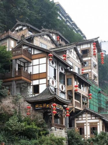 这些依山就势颇具重庆古老风格的吊脚楼建筑,传承着重庆的巴渝文化