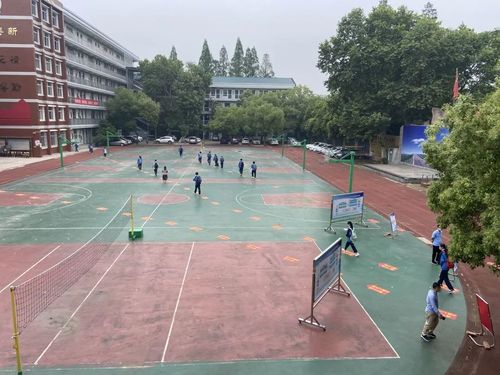 弘桥中学:学生按照路标指引有序进班