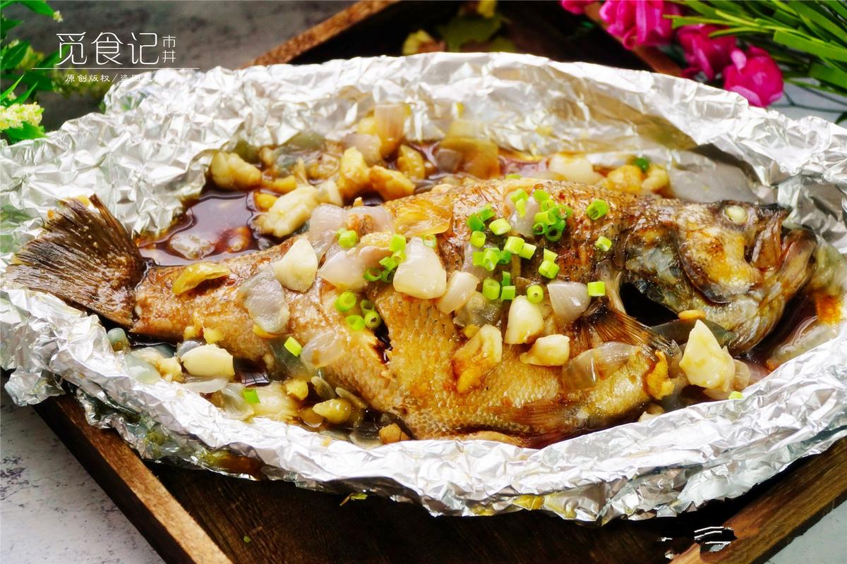 【锡纸鲈鱼 】 所需食材:鲈鱼1条,洋葱1个,大蒜1头,姜1块.