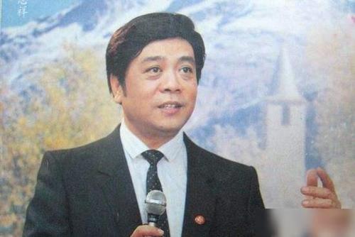 赵忠祥因病去世,年轻时主持资料曝光颜值帅气,晚年因卖字画引争议