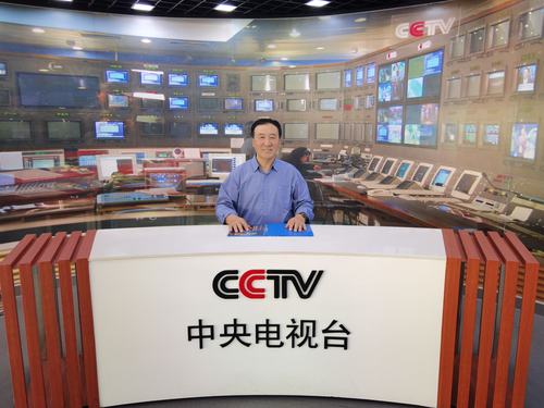 在新闻联播演播厅播报新闻