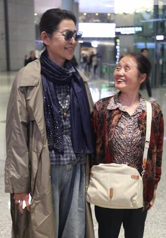 60岁倪萍现身机场又瘦又美,她的尖下巴引起了所有人的