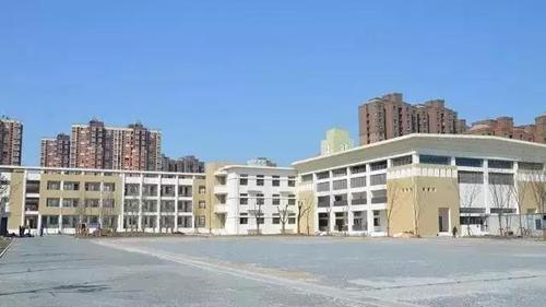 尚鸿小学拥有教学楼二幢共25个教室,综合实验楼一幢包括自然实验室