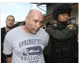 由于毒枭大多不会亲身交收毒品,因此执法部门在检控方面较为困难.