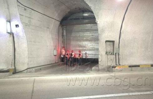 万开高速隧道 轿车"穿墙"而出吓死人