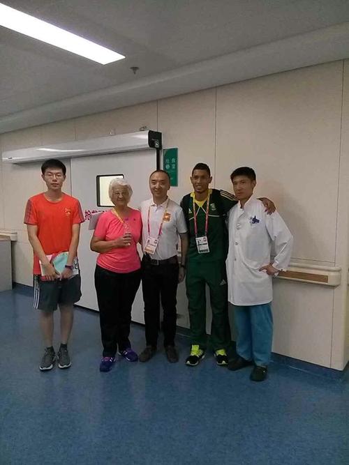 范尼凯克握住医护人员的手,高度赞扬了北医三院医疗团队的精湛医术和