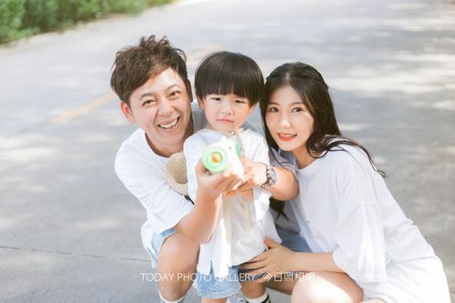 夏日外景亲子照 互动的每一个瞬间都是爱呀一家三口的互动感也太棒了