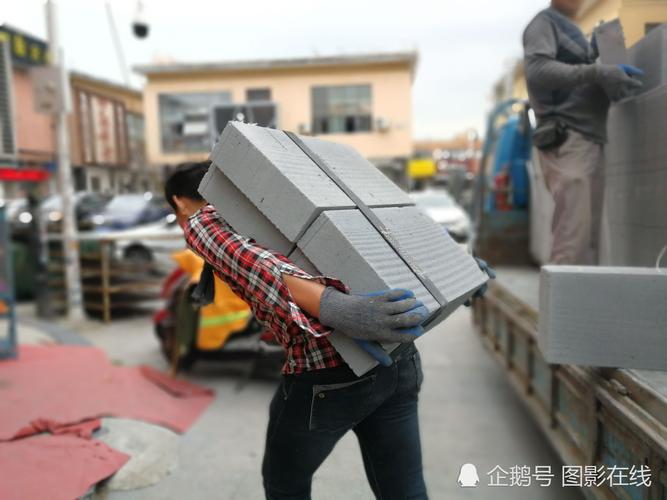 实拍90后小伙搬砖一块砖二十来斤 一口气搬一车只能赚100块