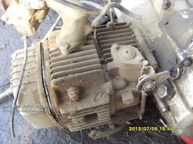 三气门的卧缸发动机