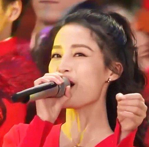 李沁晒与罗云熙等人央视元宵晚会花絮照,唱错歌词证明