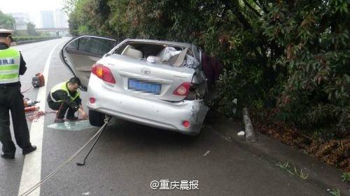 重庆高速发生车祸 护栏穿透整辆车致2死3伤