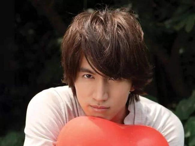 道明寺言承旭近照曝光,胡子拉碴走起硬汉风,错过林志玲至今单身