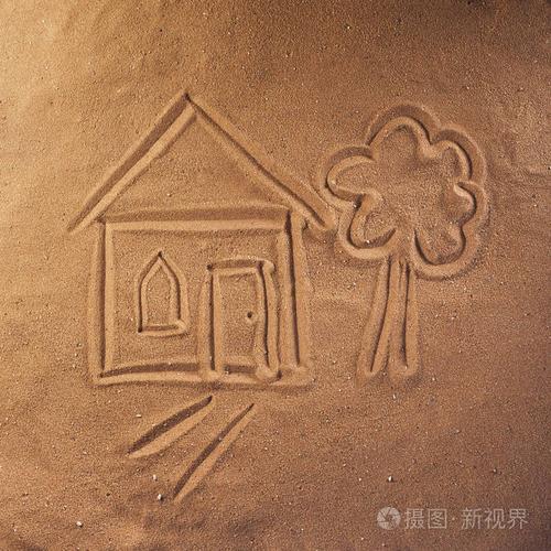 在房子和树的沙子上画画