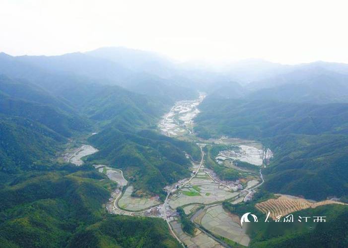 空中俯瞰江西省九江市修水县东港乡岭下村良好的生态环境和人居环境让
