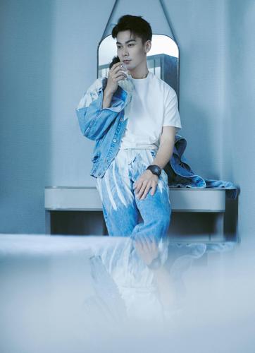 戴向宇化身夏日清爽蓝朋友出席甜蜜宠粉见面会