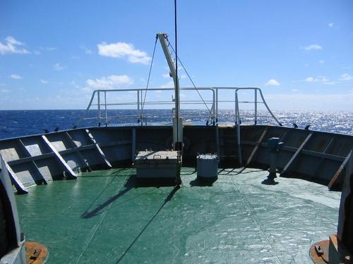 甲板是船梁上的钢板,将船体分隔成上,中