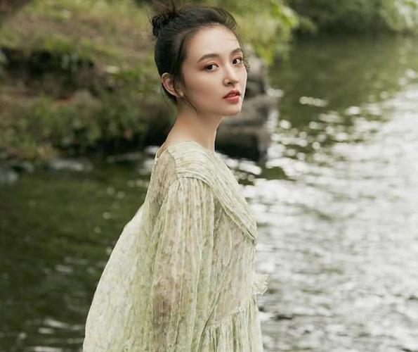 被武大校花吴倩美到撞衫杨幂丝毫不输初恋脸夺目走红网络