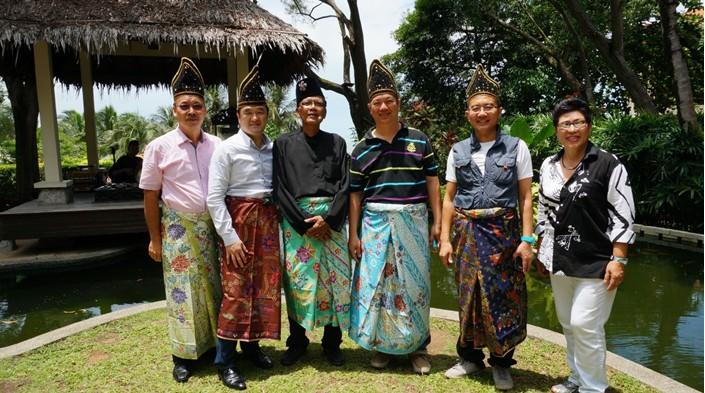 度假村老板送了我们一人一条纱笼